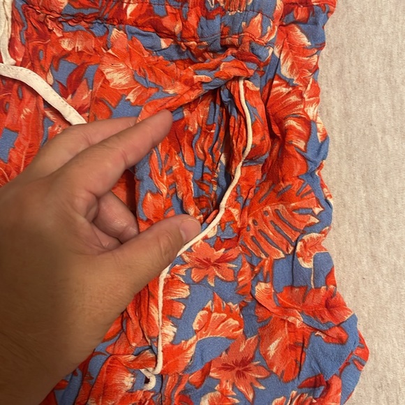 Cute floral shorts size large but I would say M/L - Picture 3 of 4